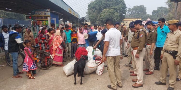 ৭৪ তম প্রজাতন্ত্র দিবসের প্রাক্কালে জিআরপি ও আরপিএফ- এর যৌথ উদ্যোগে বর্ধমান স্টেশনে চলে নাকা চেকিং।