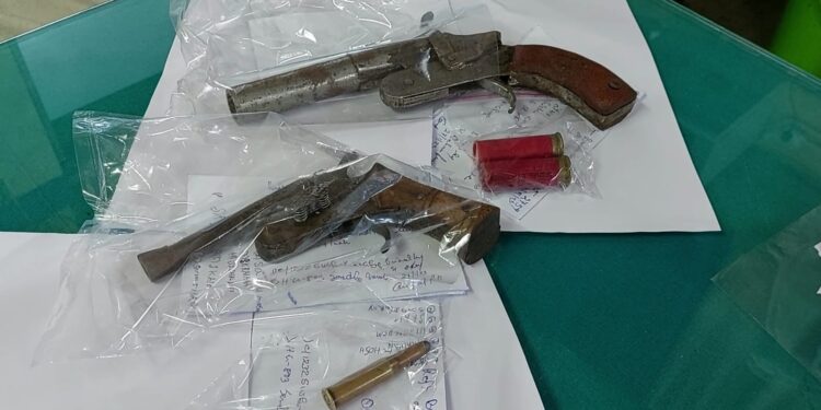 আগ্নেয়াস্ত্র সহ ৬ জনকে গ্রেফতার করল বর্ধমান থানার পুলিশ,উদ্ধার ২টি পাইপগান সহ ৩ টি কার্তুজ।