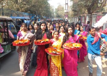 রীতি মেনে বর্ধমান বিশ্ববিদ্যালয়ের আবাসিক পড়ুয়াদের তত্ত্ব বিনিময়
