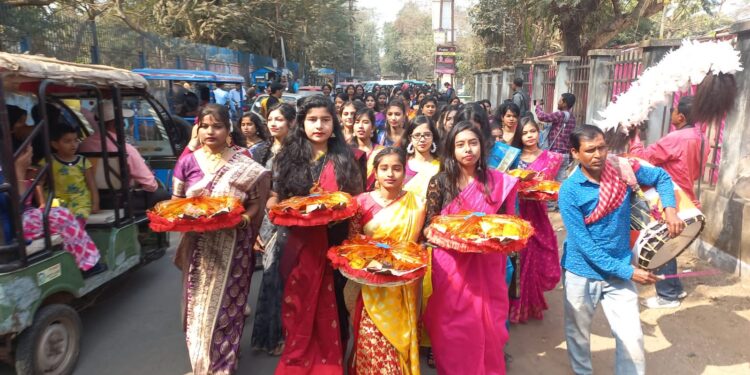 রীতি মেনে বর্ধমান বিশ্ববিদ্যালয়ের আবাসিক পড়ুয়াদের তত্ত্ব বিনিময়