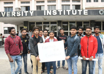 ৩ ছাত্রের রেজিষ্টেশন না হওয়ায় পরীক্ষা বন্ধ করে আন্দোলনে ইউআইটির ছাত্রছাত্রীরা