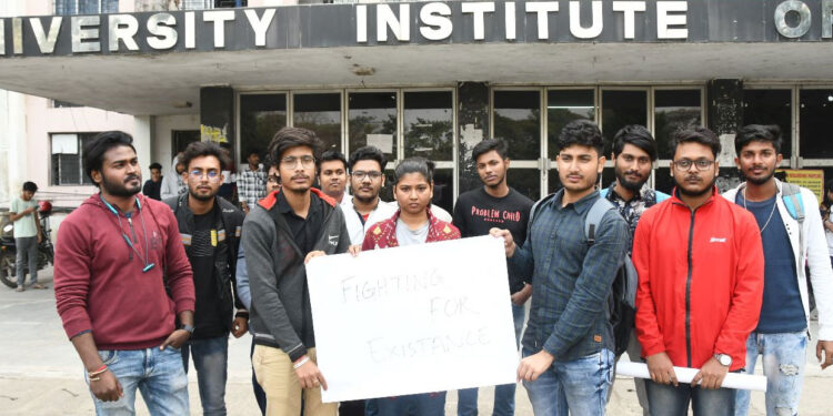 ৩ ছাত্রের রেজিষ্টেশন না হওয়ায় পরীক্ষা বন্ধ করে আন্দোলনে ইউআইটির ছাত্রছাত্রীরা